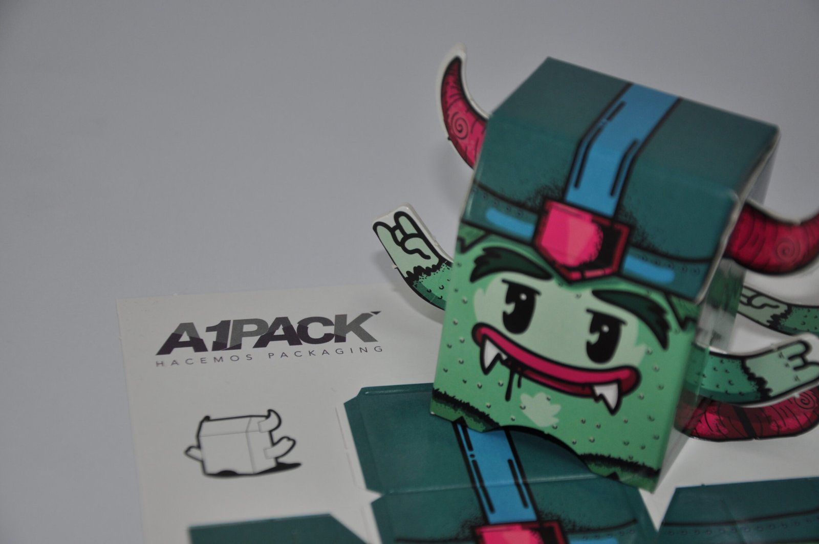 Producción personalizada de objetos y productos Packaging sustentable fabricado en cartón reciclado, una solución ecológica de A1Pack para emprendedores.