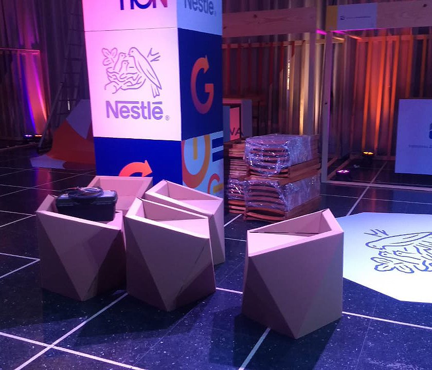 Exhibidores de piso y displays para productos en retail Stand modular para ferias diseñado por A1Pack, con estructura reutilizable y gráfica personalizable para marcas.