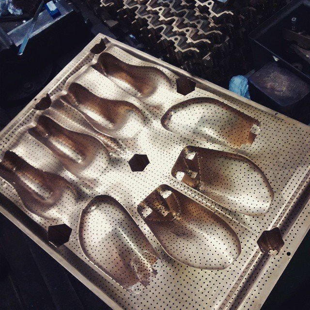 Fabricación de packaging promocional para marcas - A1Pack Matricería en bronce fabricada por A1Pack para producción de piezas en pasta de celulosa