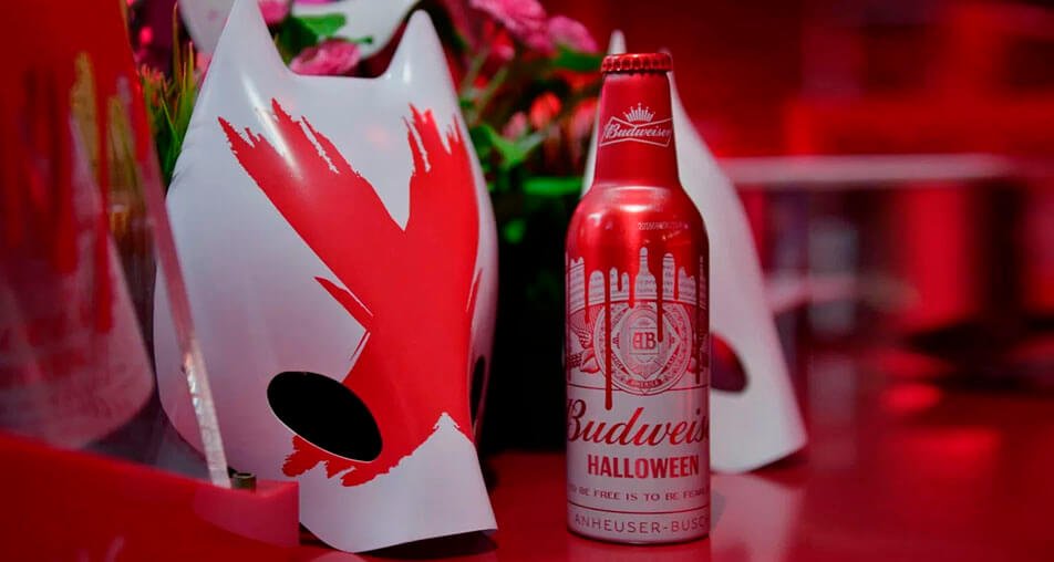 royecto llave en mano: diseño, fabricación e instalación de stands Exhibidor plegable de cartón de alto impacto, solución portátil y económica de A1Pack para puntos de venta.