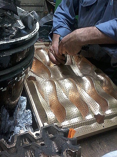 Estructuras y materiales para stands duraderos y de calidad Stand corporativo personalizado con iluminación LED integrada, creado por A1Pack para presentaciones de marca.