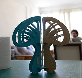 Exhibidores promocionales BTL para eventos y lanzamientos Proceso de ensamblaje de un stand en una feria comercial, mostrando la logística y el equipo de instalación de A1Pack.