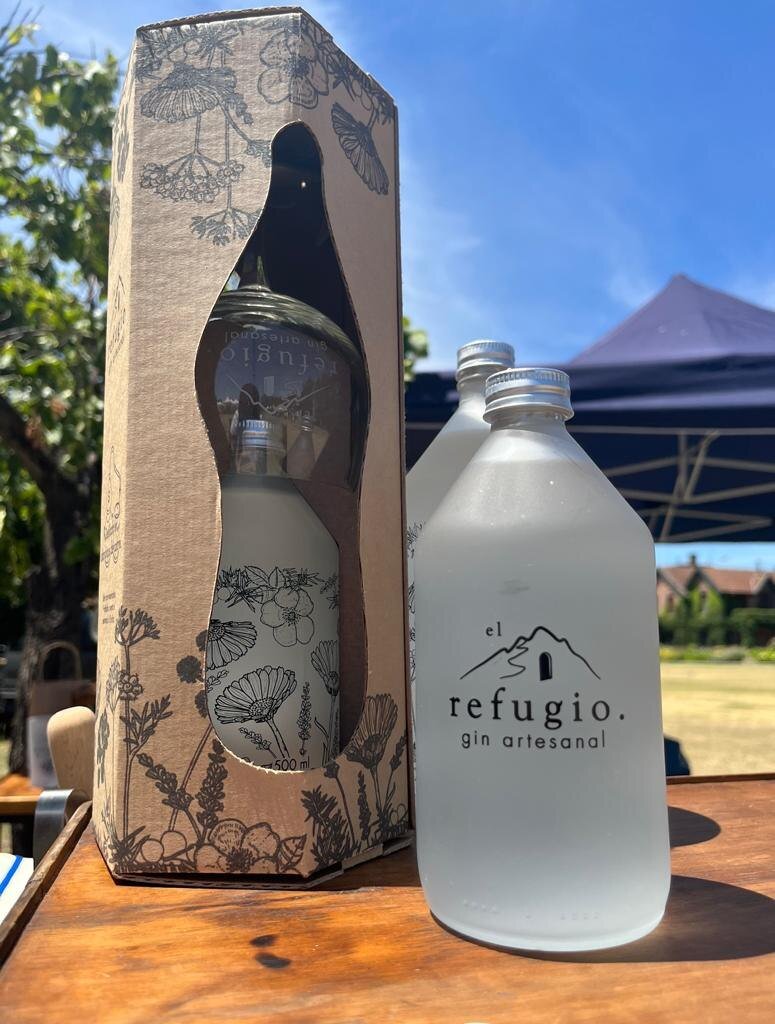 Packaging para gin Refugio con estuche de cartulina y ventana para botella