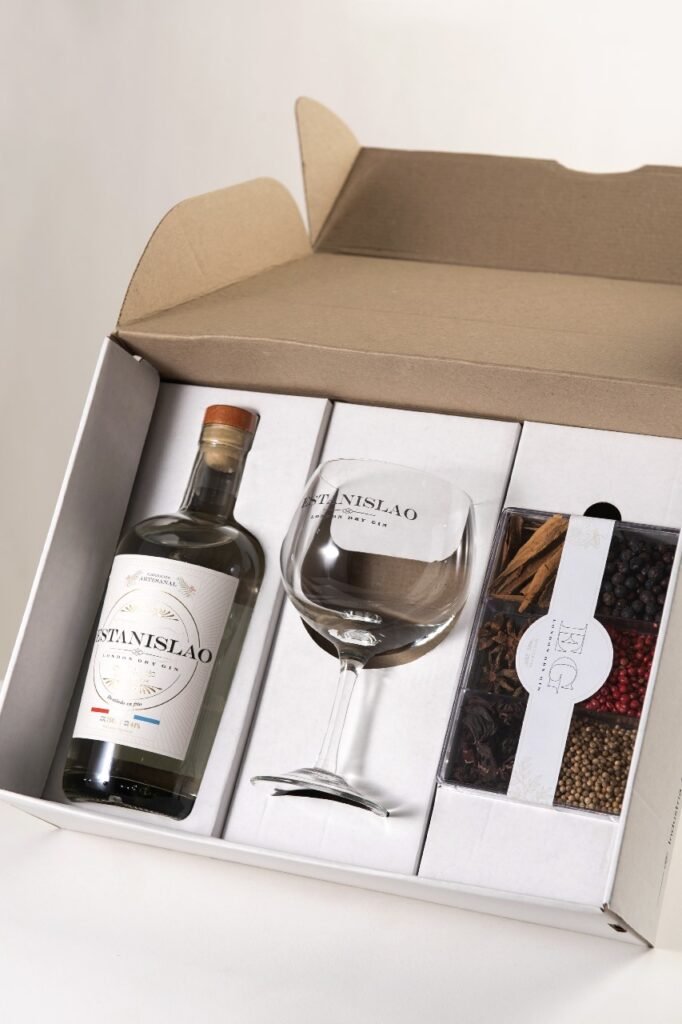 Packaging para gin en kit de regalo con botella, copa y botánicos en interiores de cartulina