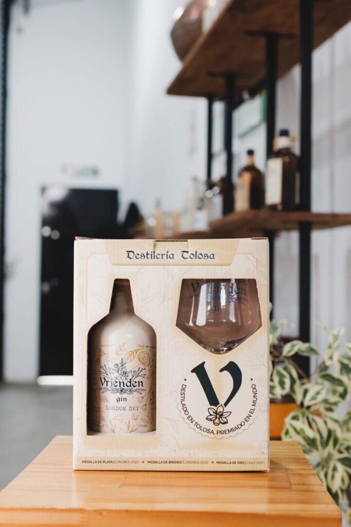 Packaging para gin Vrienden con botella y copa en caja impresa con ventanas